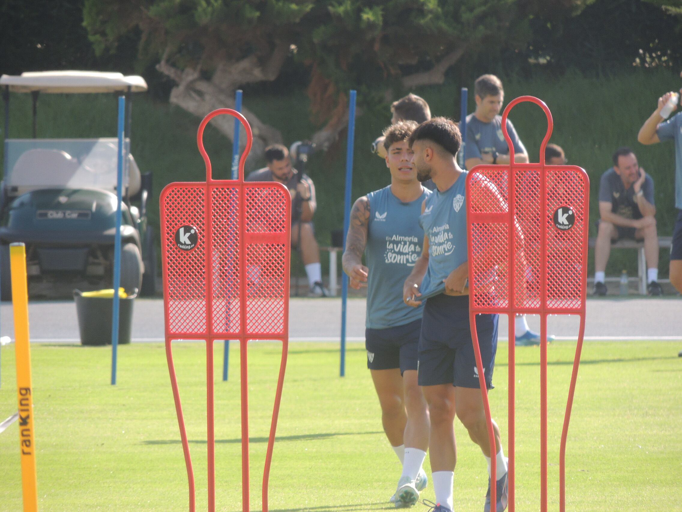 Nico Melamed y Arnau Puigmal este martes en el campo Anexo.