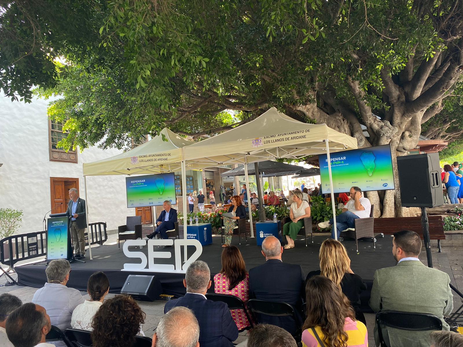 Foro Repensar La Palma en la Plaza de España de Los Llanos de Aridane