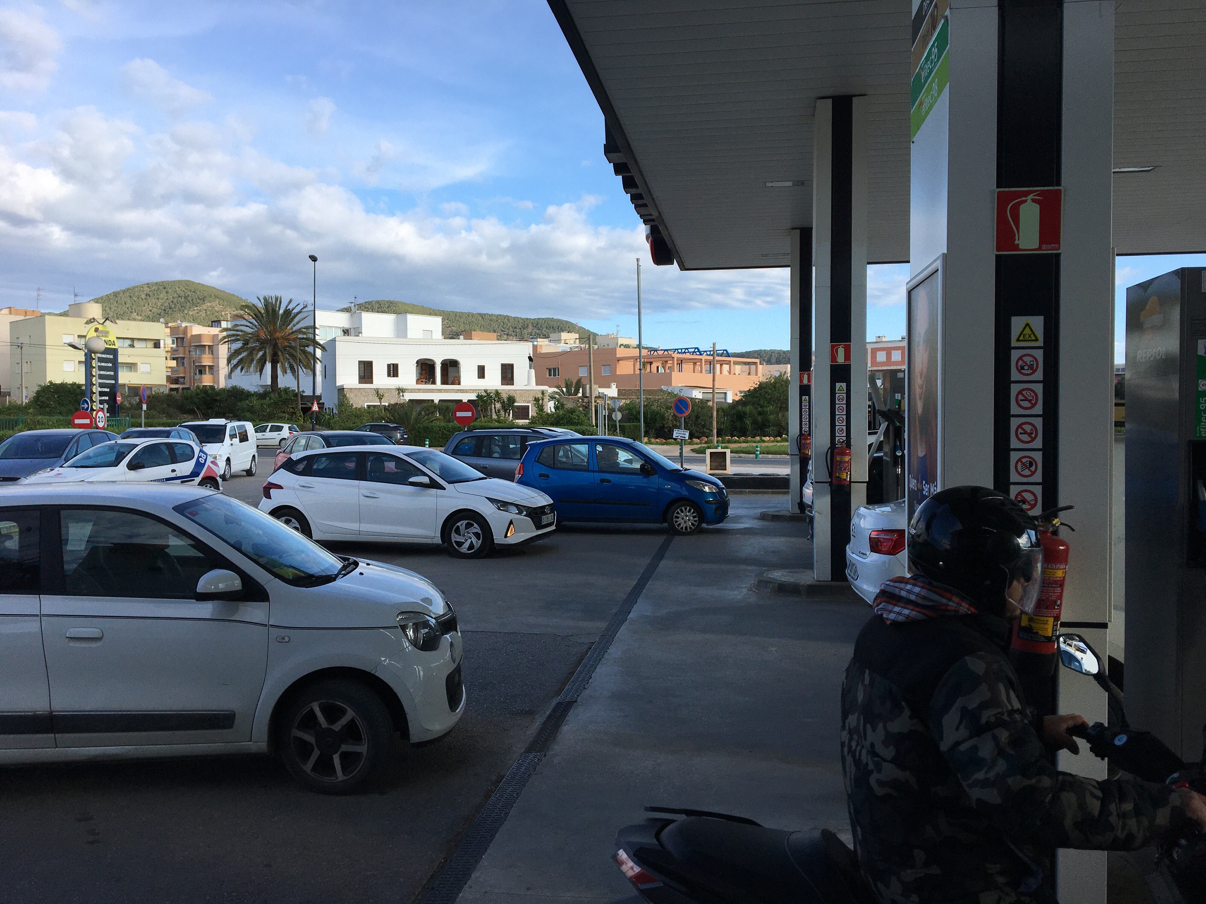 Colas en una estación de servicio en Vila