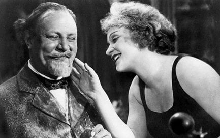 Emil Jannings y Marlene Dietrich en una escena de El ángel azul