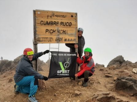 La expedición cántabra haciendo cumbre en el Pichincha.