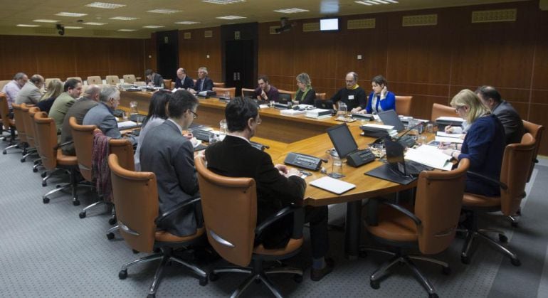 Un momento del debate de enmiendas al presupuesto en la Comisión de Hacienda del Parlamento vasco 