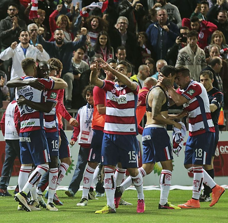 Los jugadores del Granada celebran el tercer gol ante la UD Las Palmas, marcado por el portugués Ricardo Costa (2-d)