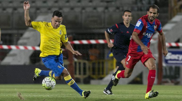 Roque Mesa se escapa de José Verza en el empate a cero entre la UD Las Palmas y el Levante.