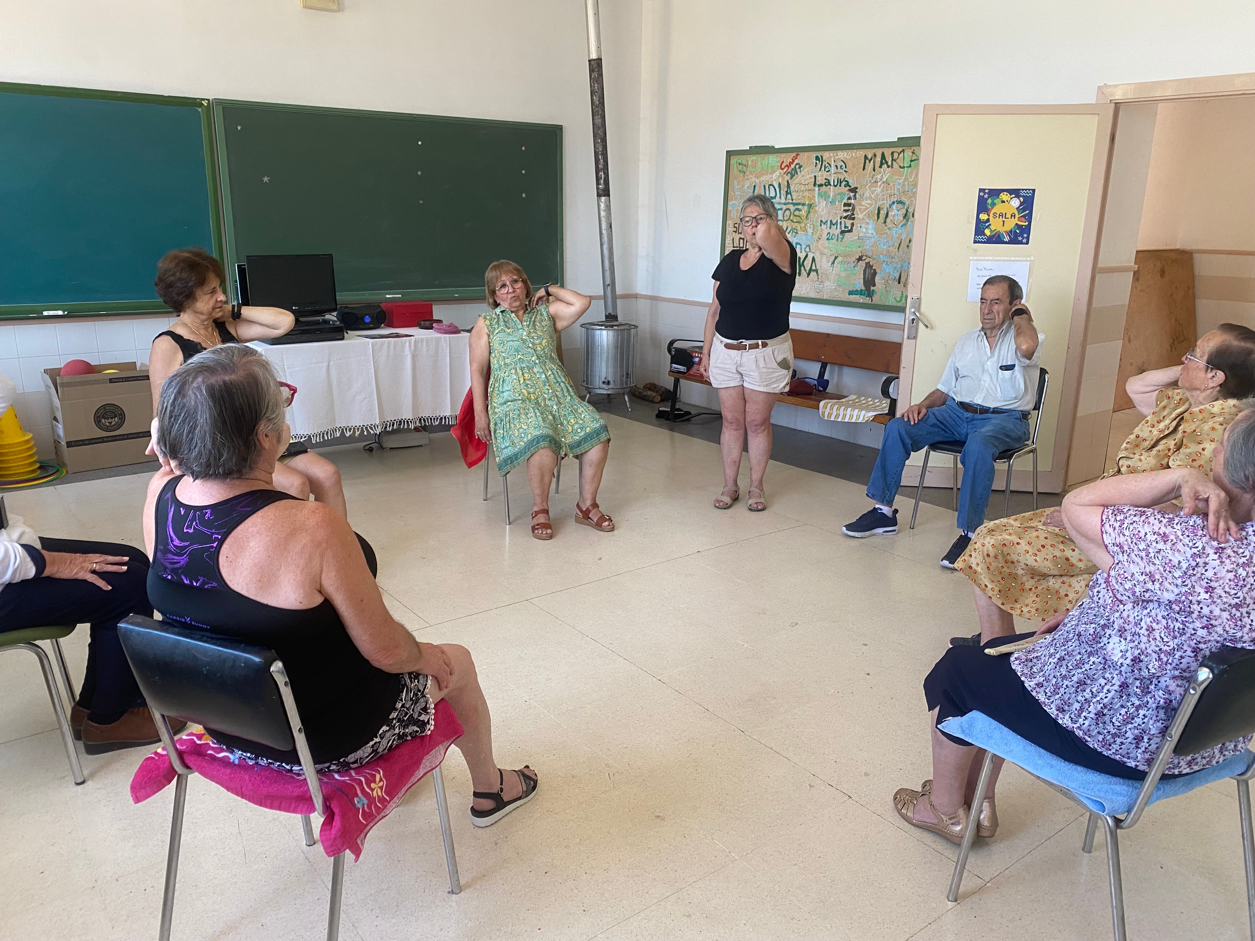 Clase de gimnasia, una forma de juntarse y mejorar la salud en uno de los pueblos más pequeños de Cuenca.