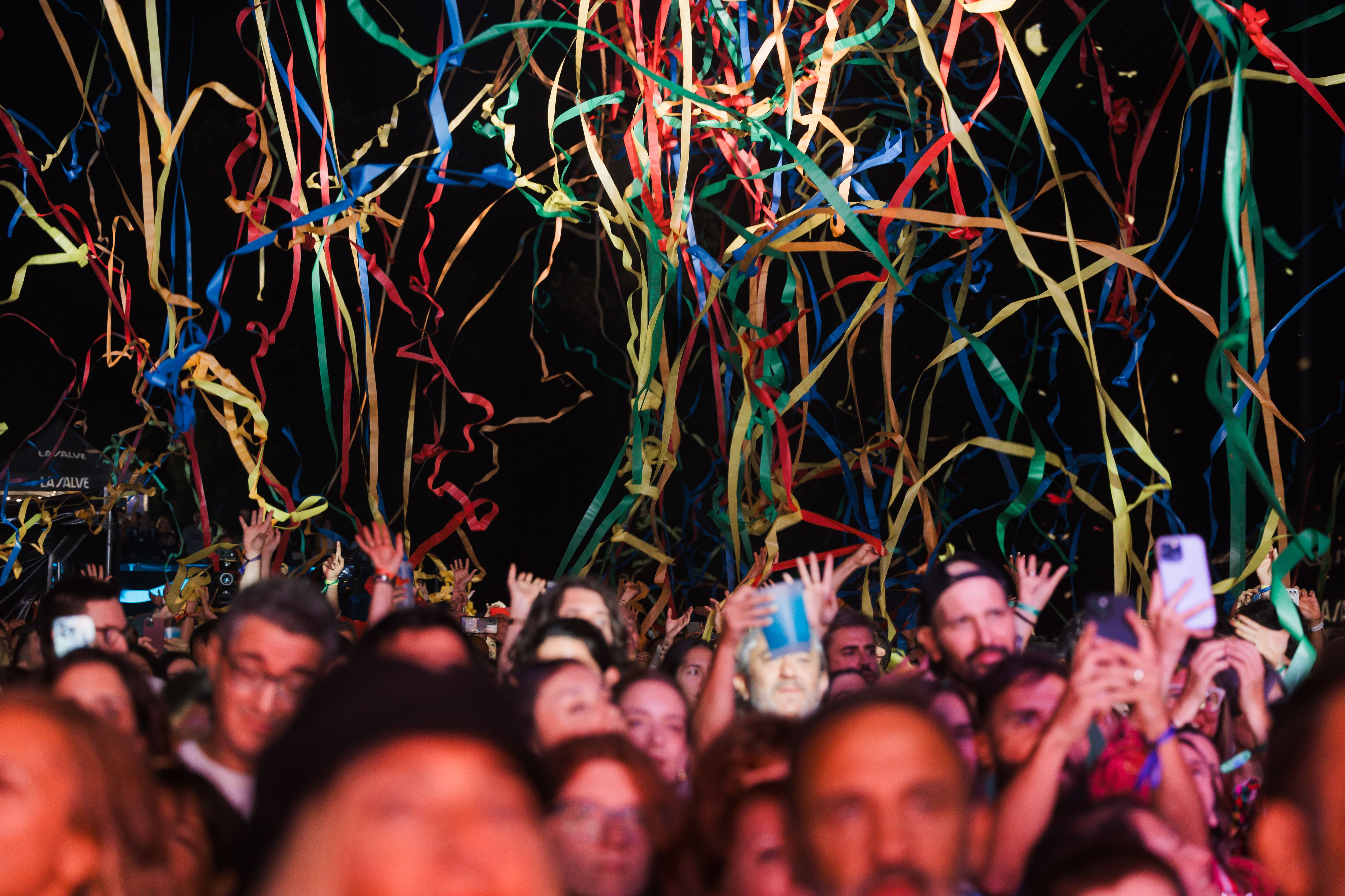 Lanzan confeti durante el concierto de Viva Suecia