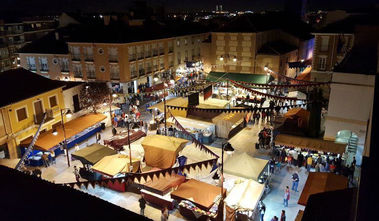 La Plaza de la Constitución y calles aledañas acogen el Mercado Medieval entre diversas atracciones lúdicas y gastronómicas