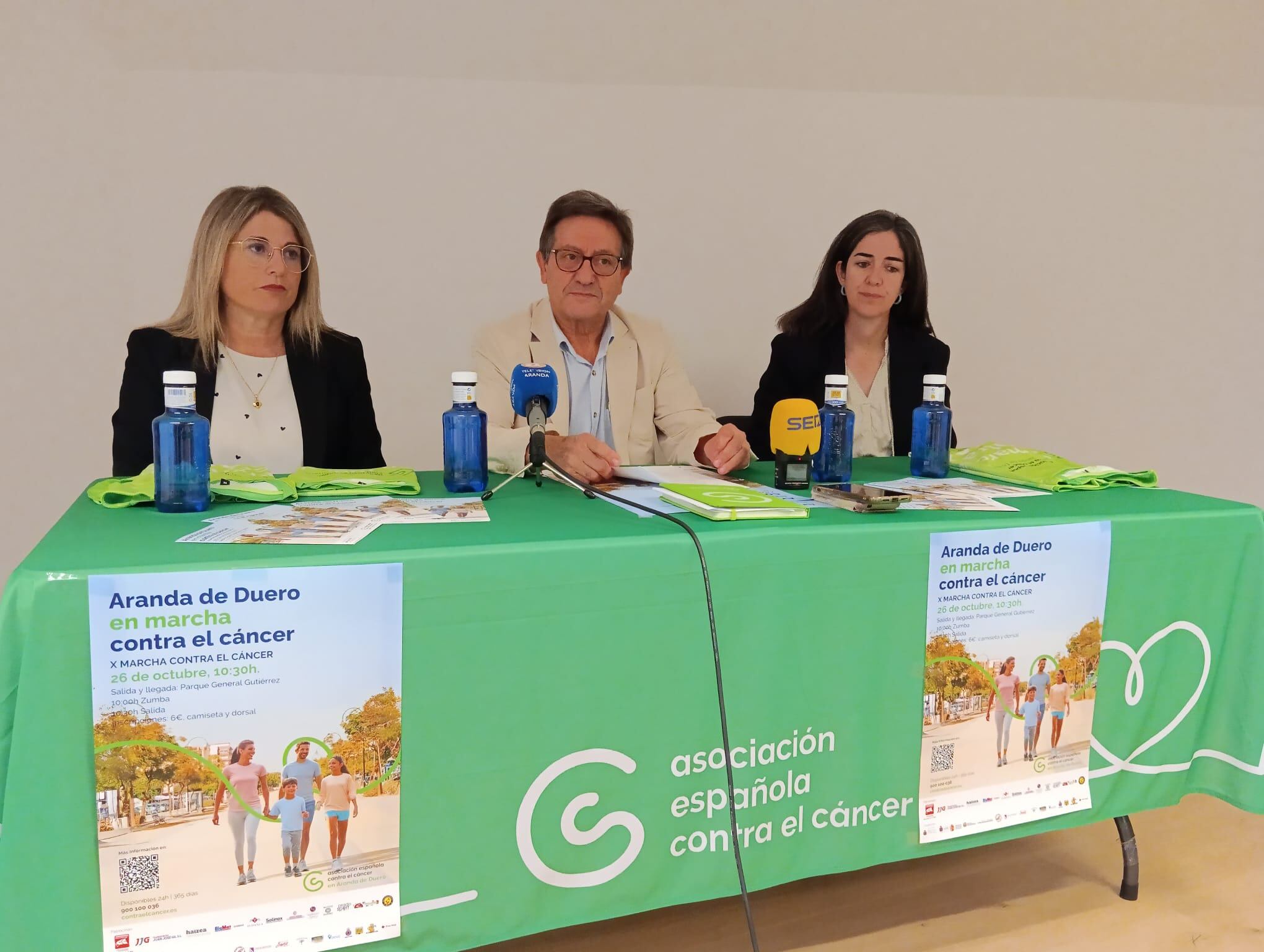 Antonio de las Heras, acompañado de Carmen Domingo (izq) y Ana de la Calle