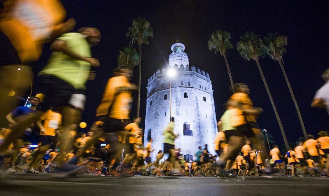 Carrera Nocturna del Guadalquivir KH7 a su paso por la Torre del Oro