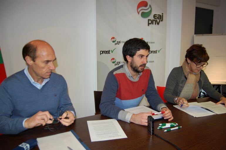 Eduardo Zubiaurre, presidente de la Junta Municipal de EAJ-PNV de Eibar (izq.), Josu Mendicute, portavoz (ctro.) y la edil jeltzale Elena Ibáñez en rueda de prensa