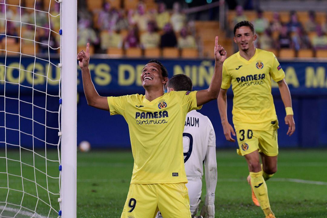 Carlos Bacca dedica al cielo su doblete al Maccabi