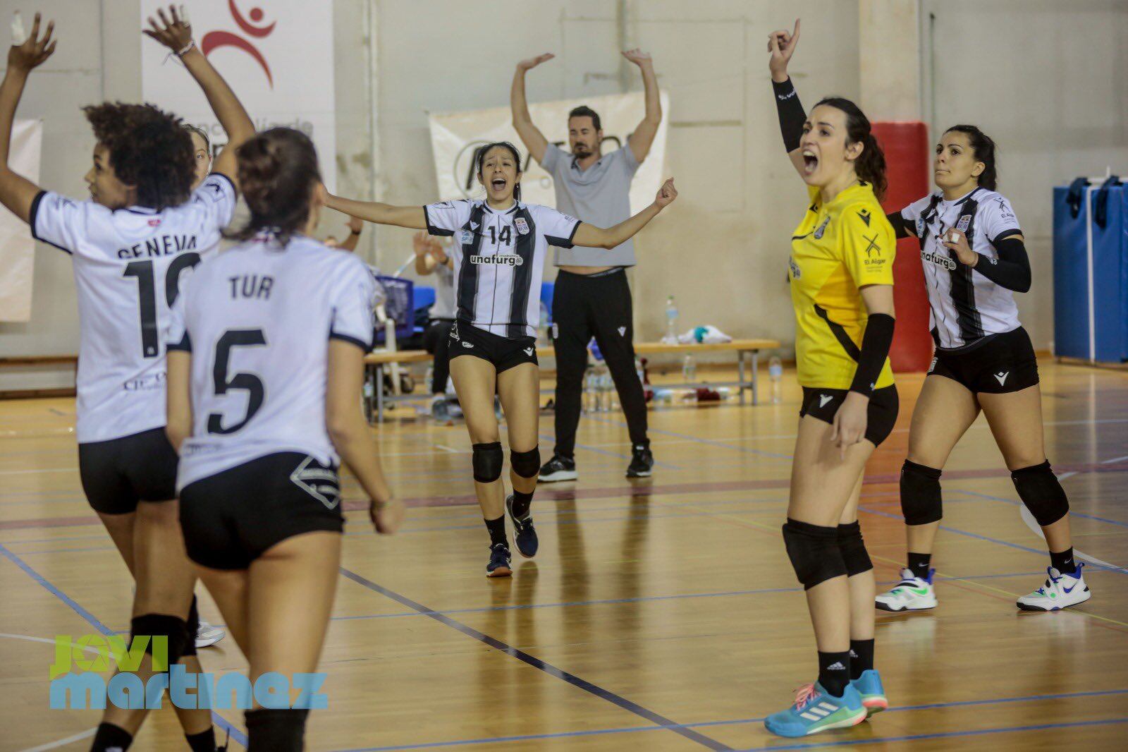 Las algareñas celebran un punto durante el partido ante Madrid Chamberí