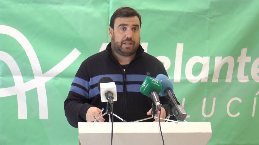 El portavoz de Adelante Andalucía, Alejandro Serrato, ante la prensa