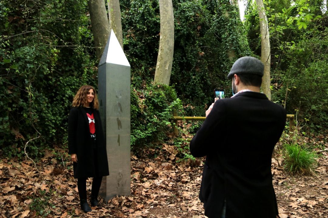 Imatge d&#039;una jove fent-se una foto a l&#039;obelisc de Santes Creus