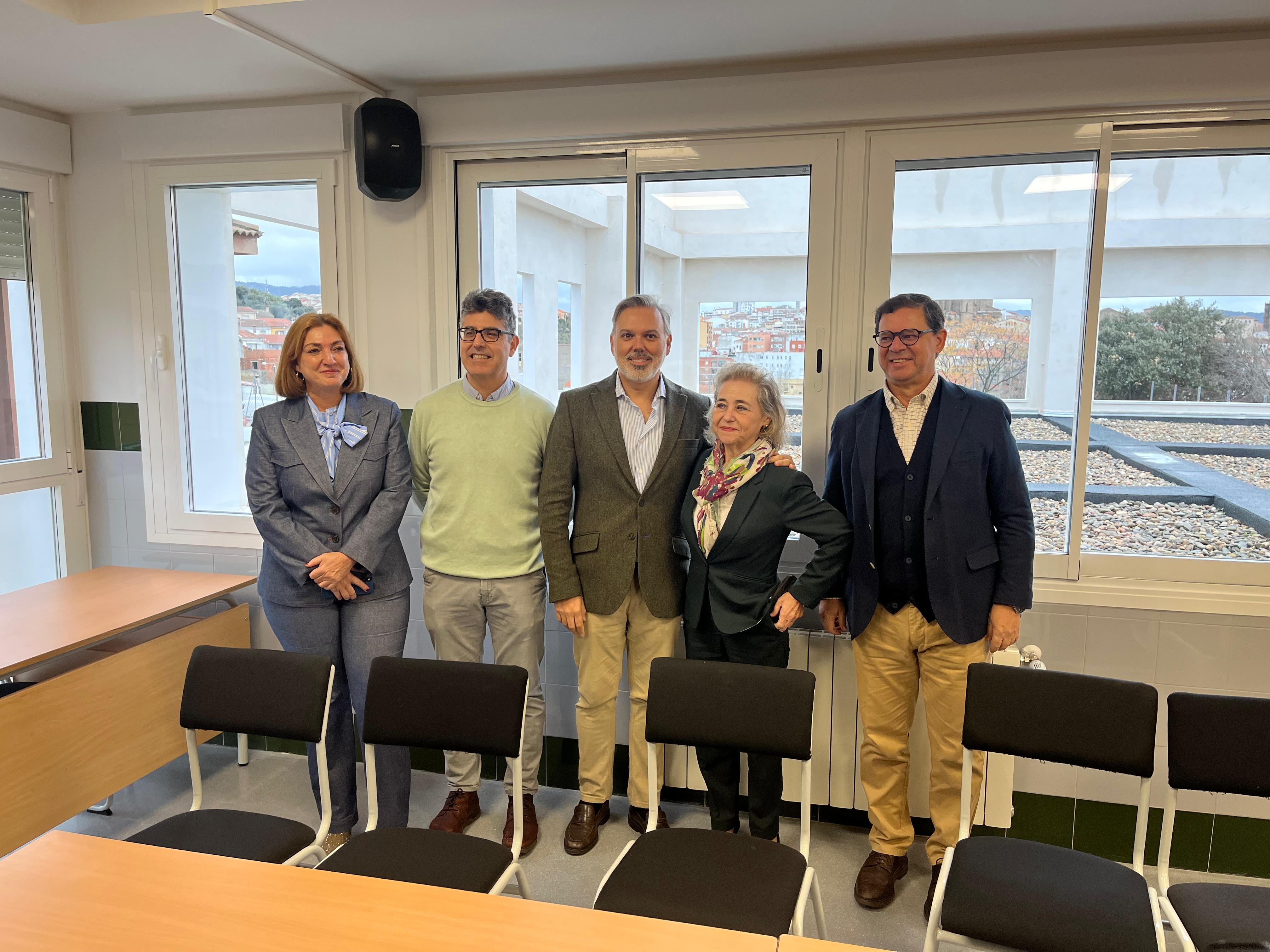 La consejera Mercedes Vaquera junto con el alcalde Fernando Pizarro rodeado de la autoridades del colegio.