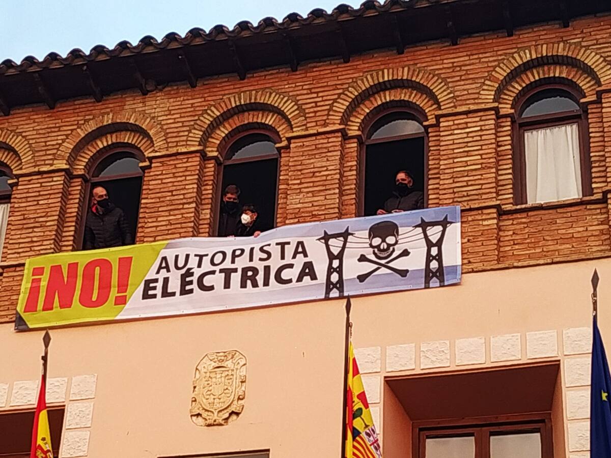 Una marcha lenta recorre la N-230 para rechazar la línea Valsalada Laluenga-Isona