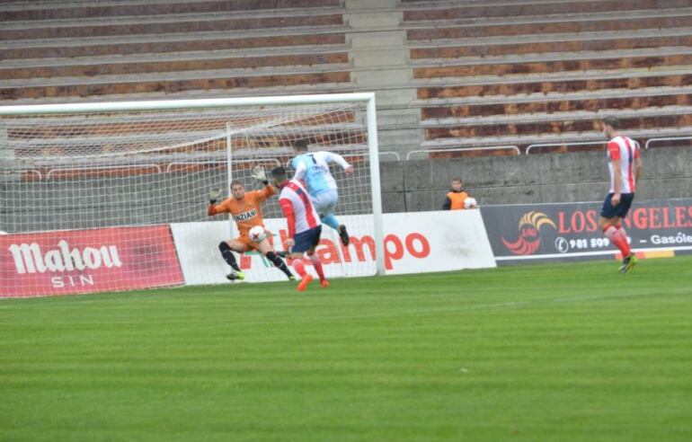 Remate de Primo en el arranque del partido que valió el triunfo para el Compostela ante el Alondras