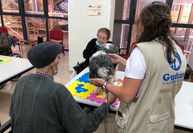 Aurelia y Ciriaco en la terapia junto al perro y a la psicóloga.