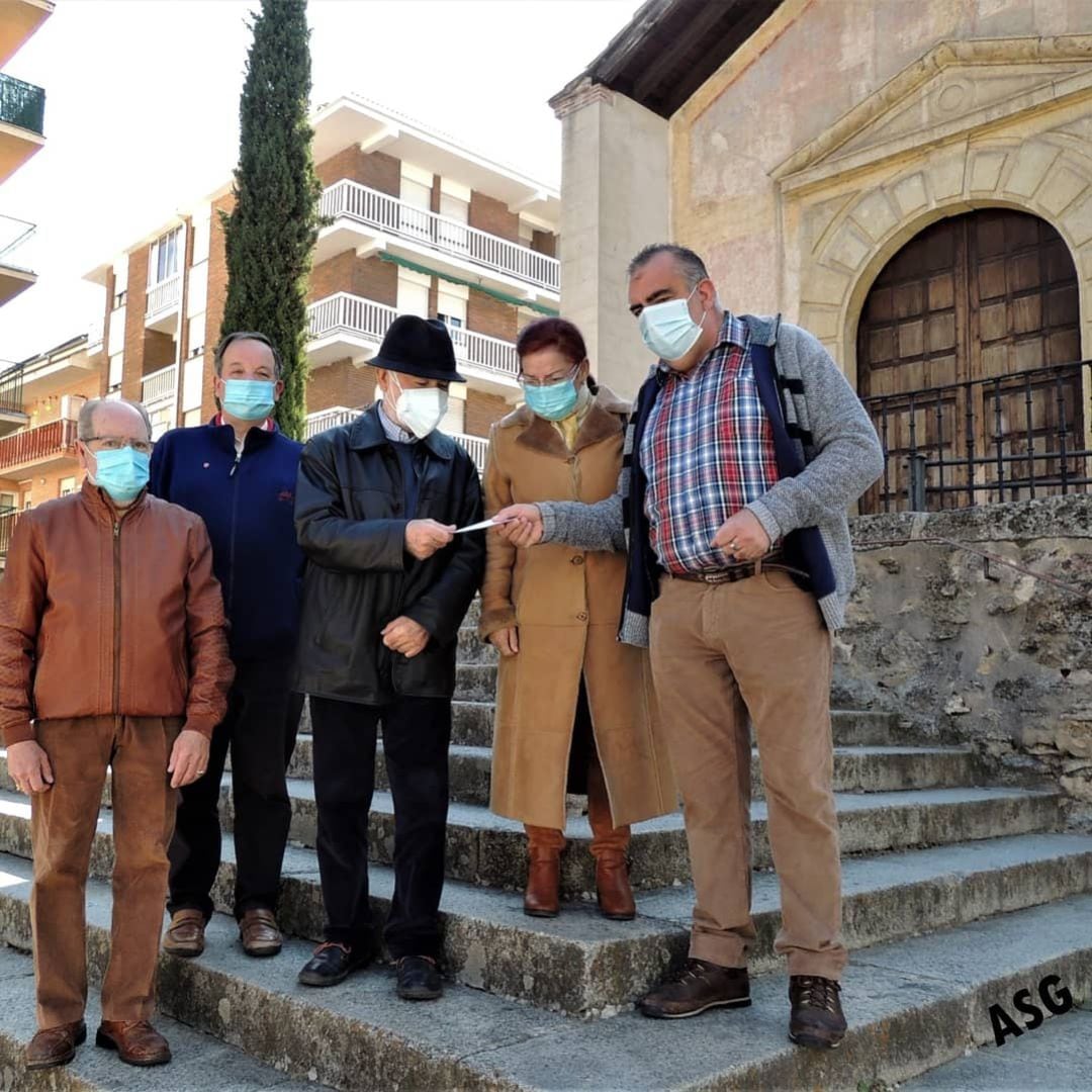 Acto de entrega de la recaudación solidaria por parte del Cristo del Mercado para Cáritas Segovia