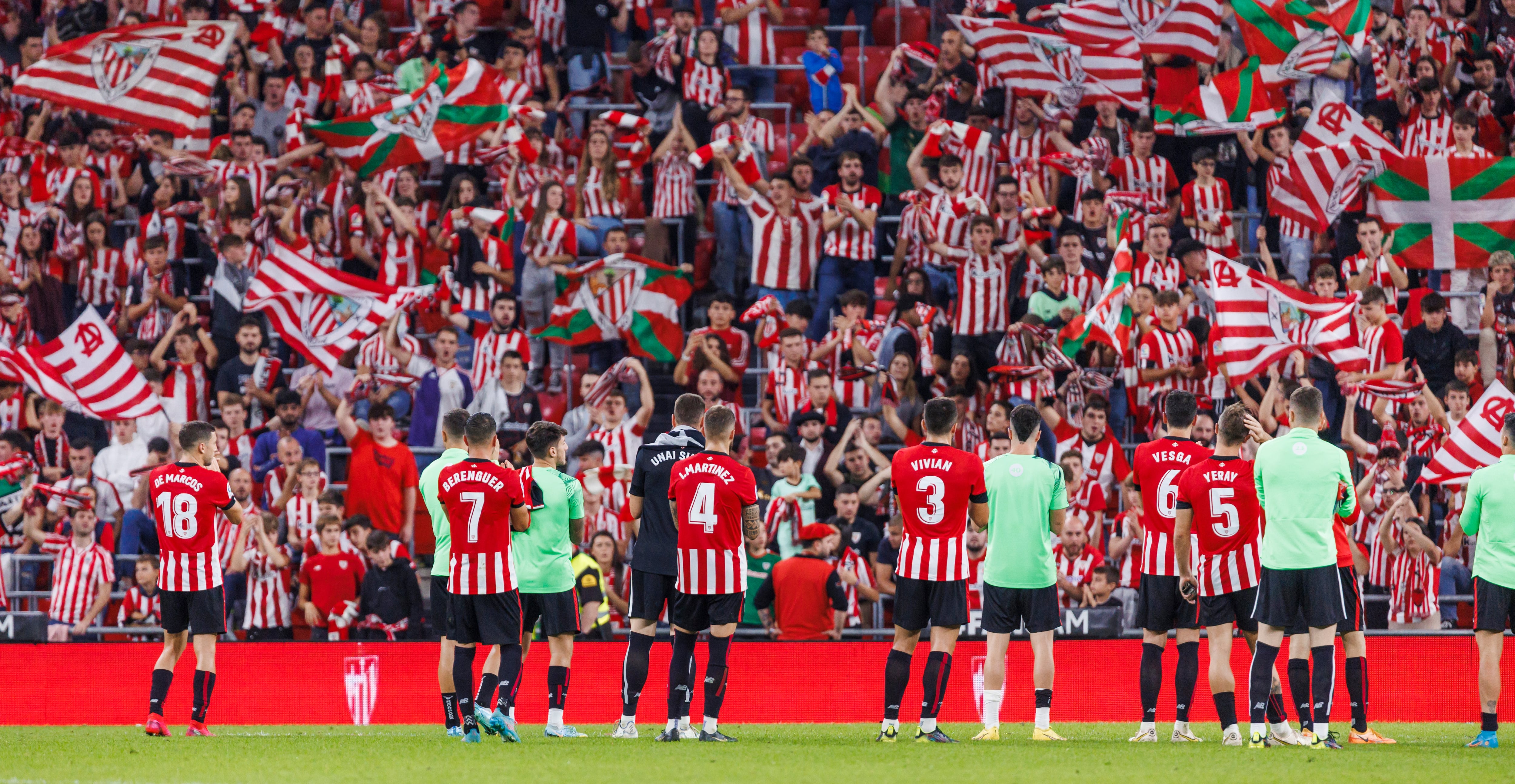 Los jugadores del Athletic Club agradecen el apoyo de su afición en San Mamés