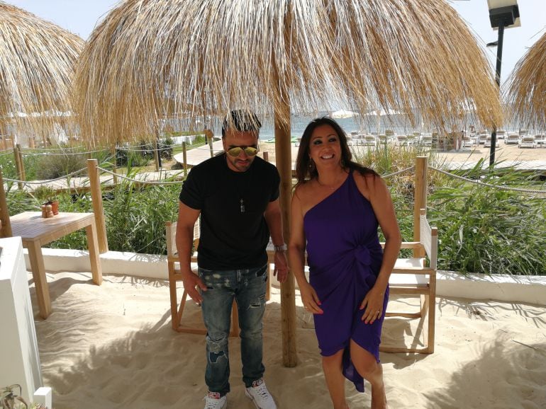 María Bravo y Luis Fonsi en la terraza del Restaurante Chambao (Hotel Nobu de Talamanca)