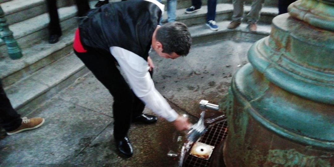 Una persona coje agua en la Fuente con un jarrillo