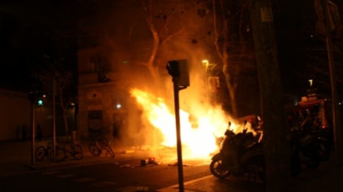 S'han cremat contenidors durant la dispersió dels manifestants pel desallotjament de La Carboneria