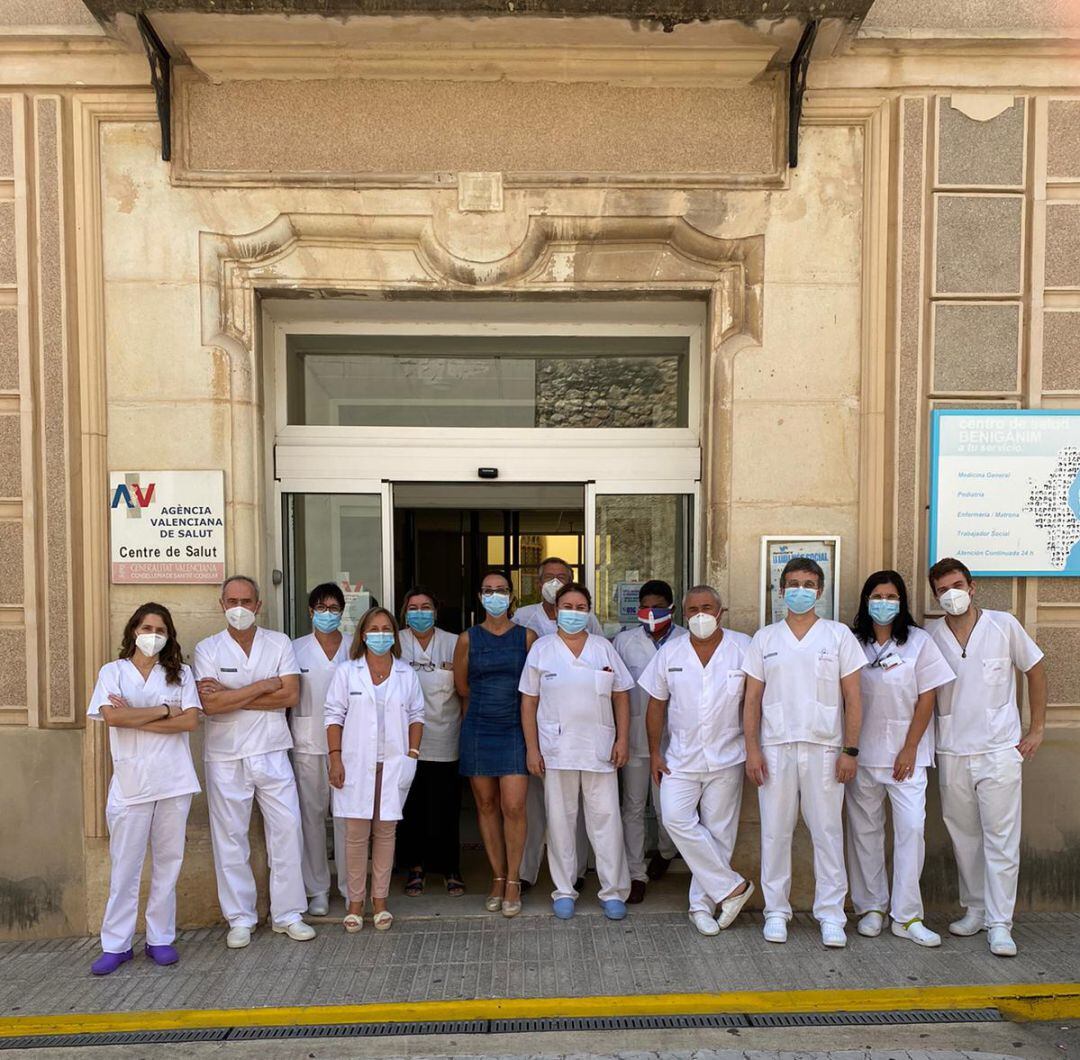 Profesionales del Centro de Salud de Benigànim que están realizando 200 test al día 