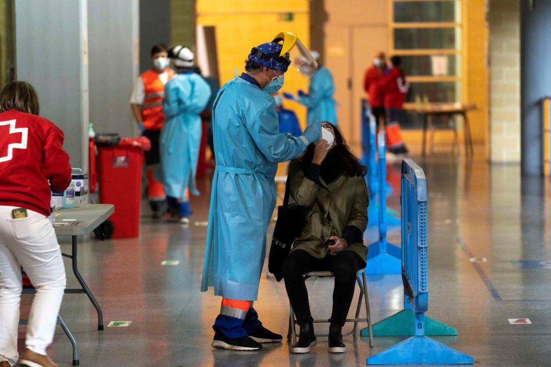 Sanitarios realizan pruebas sobre una convocatoria vía mensaje de texto telefónico (SMS) a 1.100 personas hoy en el Palacio Vista Alegre en Córdoba 