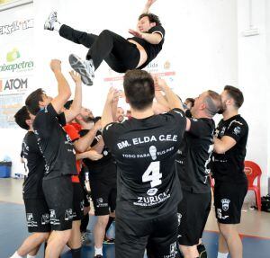 El equipo manteó a su entrenador