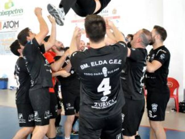 El equipo manteó a su entrenador