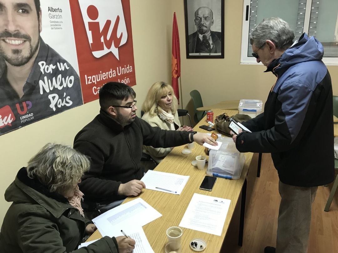 Momento de la polémica votación de primarias