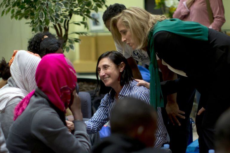 Marina del Corral conversando con el grupo de solicitantes de asilo compuesto por cuatro mujeres y ocho hombres, once de ellos eritreos y uno sirio, que ha llegado esta noche desde Italia al aeropuerto Adolfo Suárez Madrid Barajas