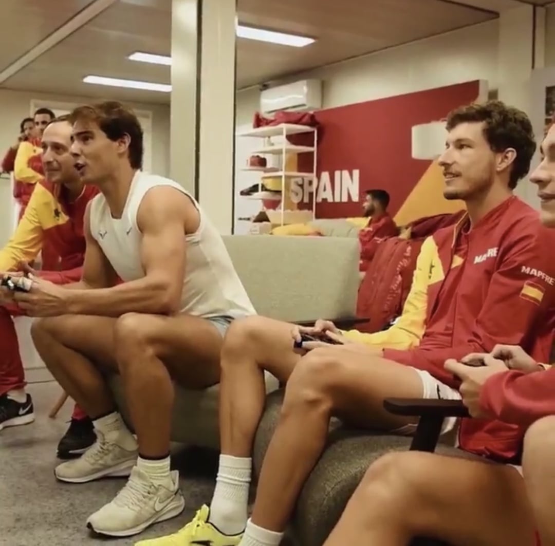 Rafa Nadal, Xavi Segura y Pablo Carreño jugando a la Play en la sala de jugadores del equipo español de la Davis