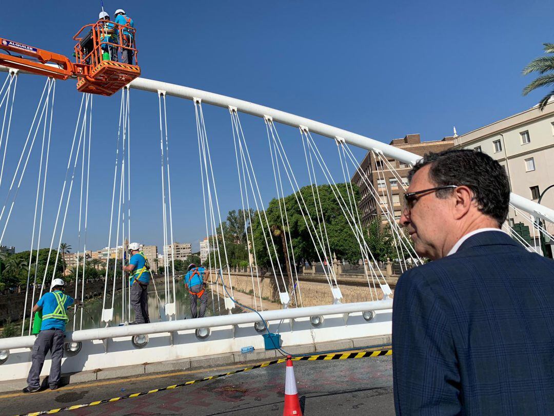 El alcalde de Murcia, José Ballesta, observa las labores de mantenimiento y limpieza del Puente del Hospital Reina Sofía sobre el Río Segura