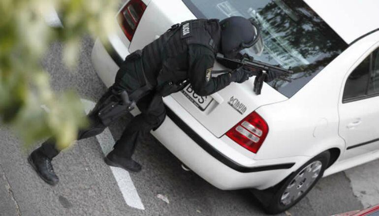 Agente del GEO durante una operación en Vallecas en 2011