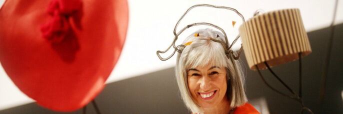 Imagen de la diseñadora Candela Cort posando con uno de sus diseños