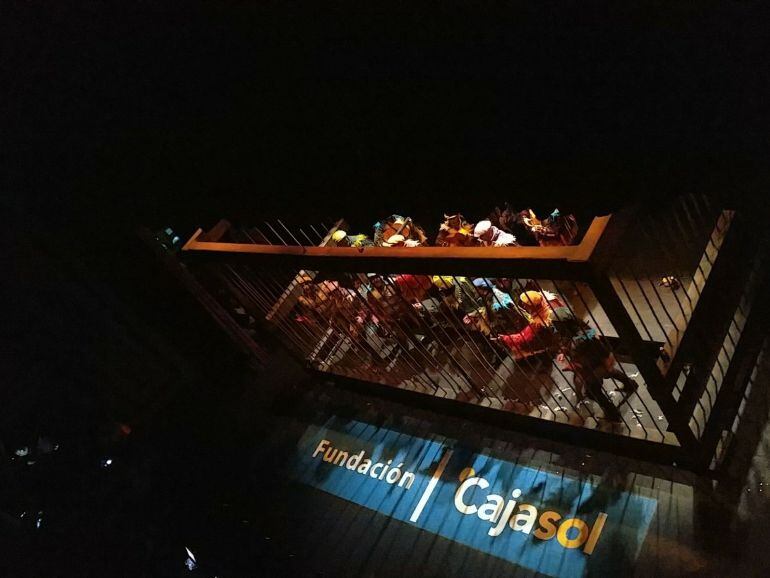 Comparsa 'Los prisioneros' sobre las tablas del Falla en cuartos de final