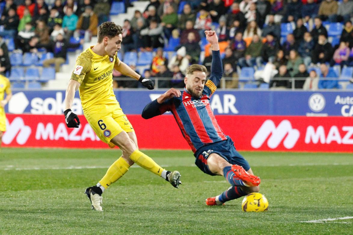 Jandro disposa de l&#039;oportunitat més clara per l&#039;Andorra, però el seu xut és interceptat pel capità de l&#039;Osca Jorge Pulido.