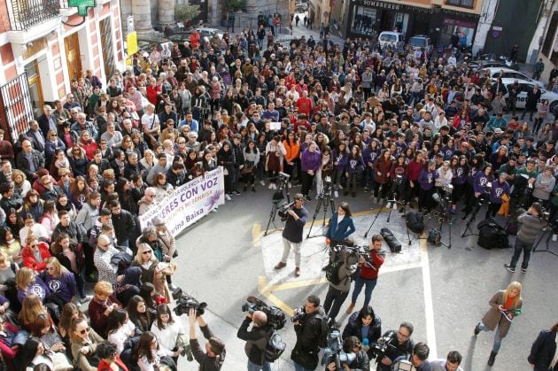 Más de trescientas personas se han concentrado hoy junto al ayuntamiento de Callosa d’En Sarrià (Alicante), para expresar su repulsa a la supuesta agresión sexual de cuatro individuos a una joven de 19 años durante la noche de Nochevieja