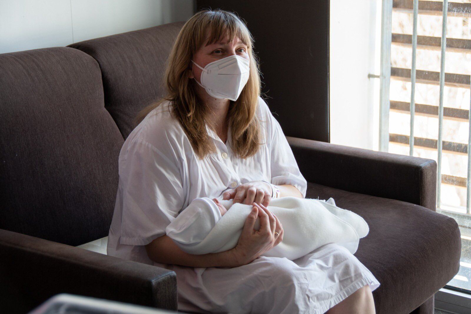 Mariia y su bebé en el hospital de Dénia