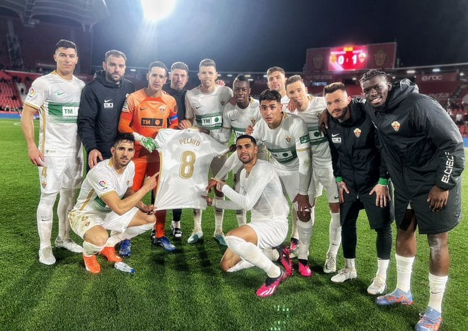 Los jugadores del Elche homenajearon a Pelayo Novo posando con su camiseta