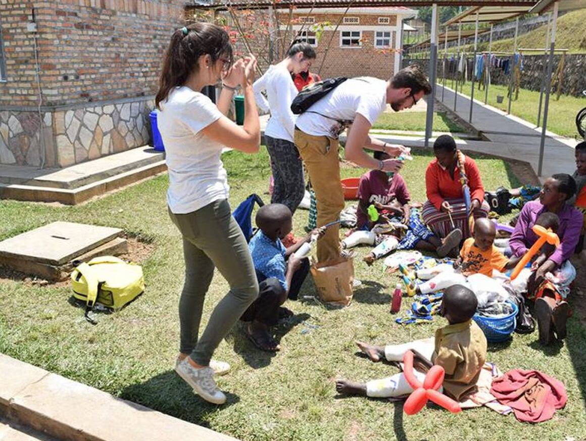 Voluntarios de la Universidad Miguel Hernández en Ruanda