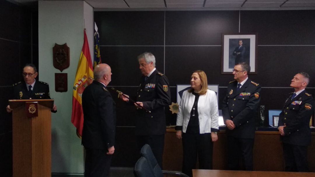 Momento en que el comisario provincial, Alfonso Cid, recibe el bastón de mando del jefe superior de la Policía en la Comunitat Valenciana, Jorge Zurita.