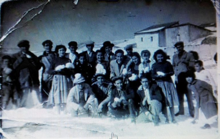 Histórica fotografía de jerezanos posando con bolas de nieve tras la nevada de 1954