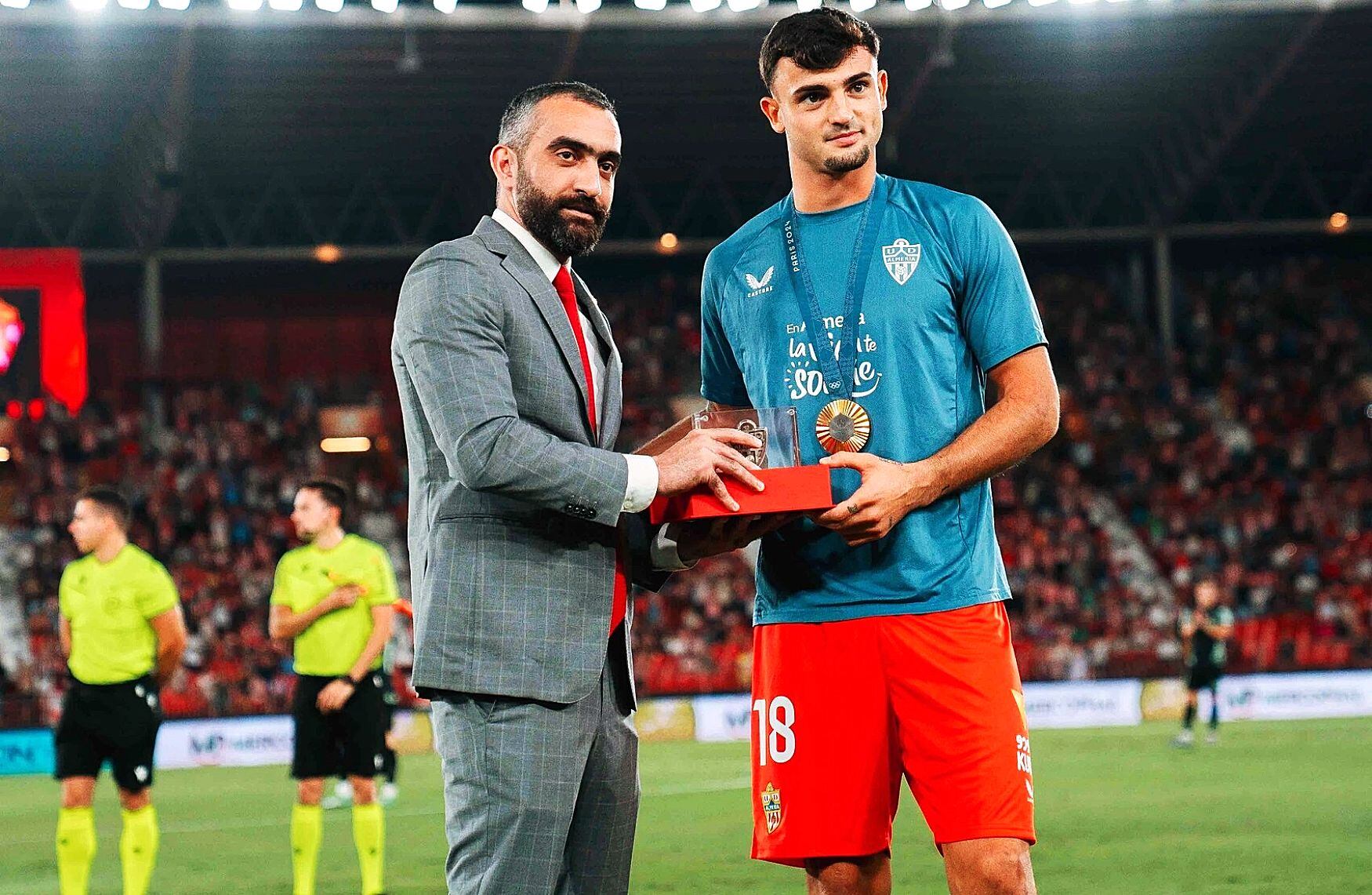 Mohamed El Assy premiando a su campeón olímpico.