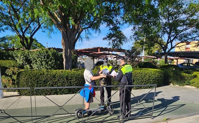 Dos agentes sancionan a un joven