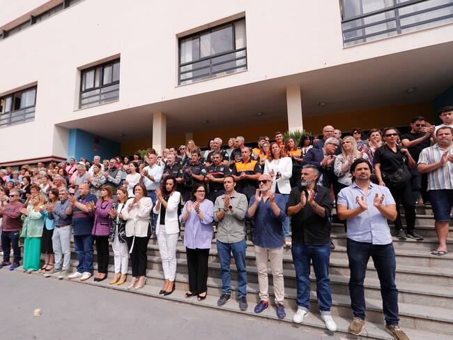 GRAFAND1790. TORREMOLINOS (MÁLAGA), 18/05/2023.-Concentración a las puertas del Ayuntamiento de Torremolinos(Málaga) este jueves por el asesinato de la joven de 28 años presuntamente apuñalada ayer por su pareja que ha sido detenida, y donde se ha declarado un día de luto oficial por lo que las banderas ondearán a media asta. EFE/Jorge Zapata