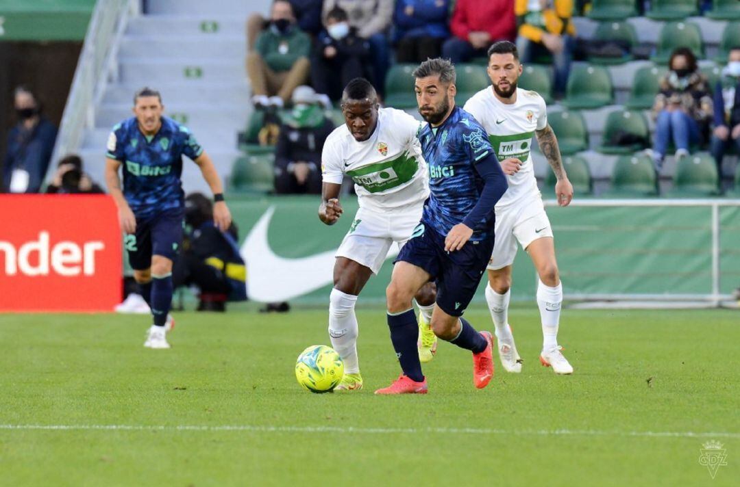 Perea conduce la pelota en el partido que los cadistas jugaron frente al Elche en el Martinez Valero.