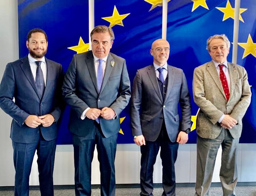 Dirigentes de Vox se reúnen con el vicepresidente de la Comisión Europea.